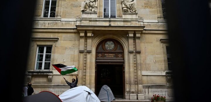 , Les militants propalestiniens qui campaient au sein de l&rsquo;Ecole normale supérieure à Paris, évacués par la police
