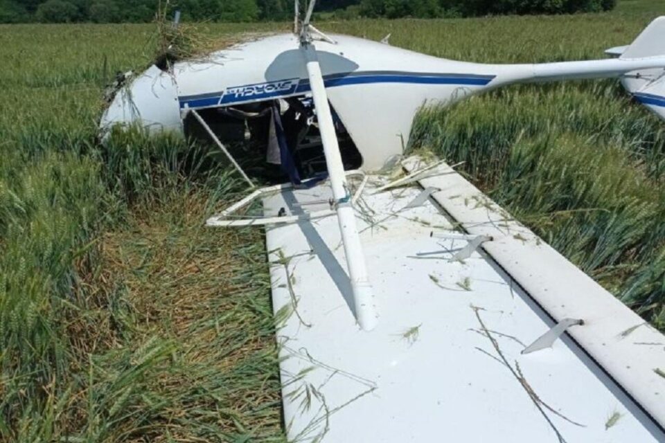 L'appareil a terminé sur le toit après une panne moteur survenue quelques minutes après le décollage de Boos (Seine-Maritime).