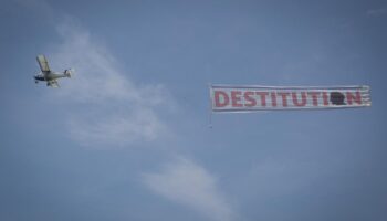 , Un message anti-Macron aperçu dans le ciel normand, entre Le Tréport et Mers-les-Bains
